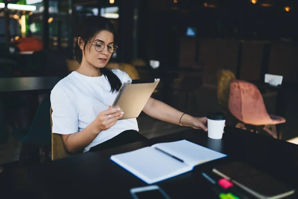 Inteligente Mujer Caucásica Gafas Para Corrección Visión Libro Lectura Línea —  Fotos de Stock