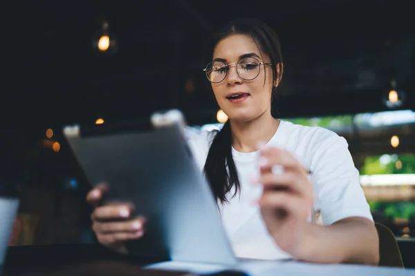 Mujer Caucásica Calificada Gafas Para Corrección Visión Instalando Una Nueva —  Fotos de Stock