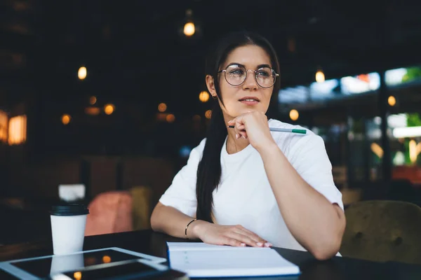 Mujer Caucásica Pensativa Gafas Reflexionando Sobre Idea Creativa Para Planificación —  Fotos de Stock