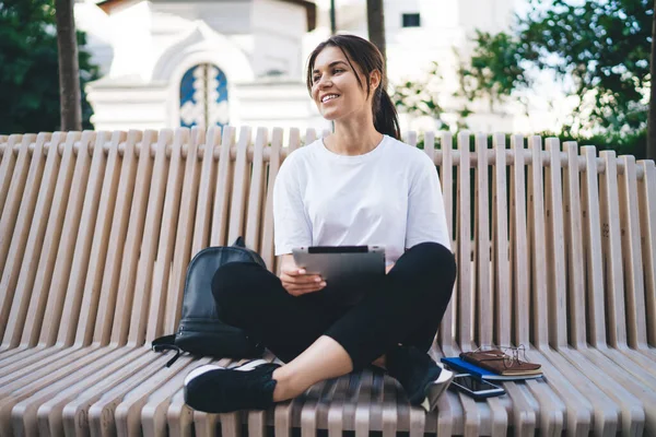 Glada Vackra Kvinna Casual Wear Sitter Bänk Staden Med Hjälp — Stockfoto