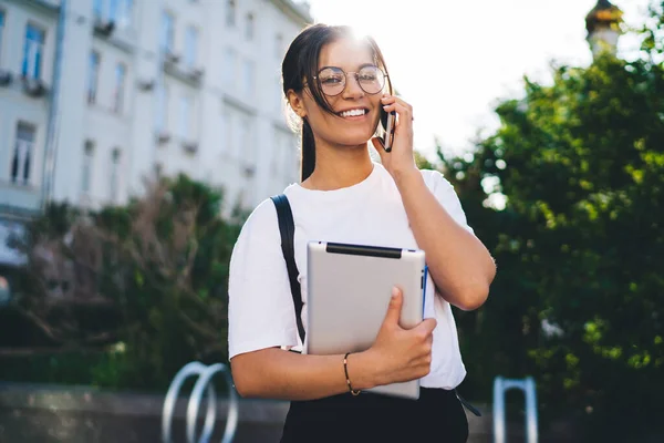 Leende Ung Etnisk Kvinna Casual Kläder Och Glasögon Står Gatan — Stockfoto