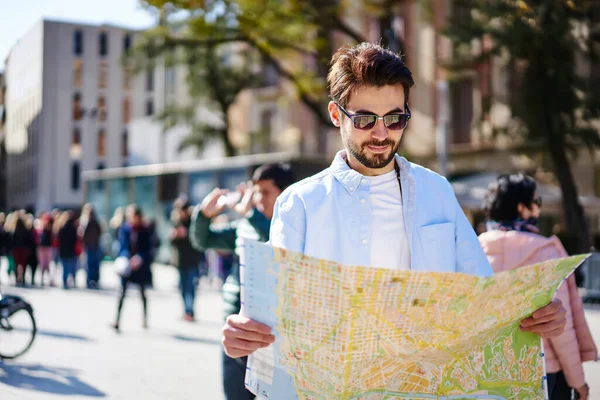 Pria Berjenggot Positif Turis Dalam Pakaian Kasual Dan Kacamata Berdiri — Stok Foto