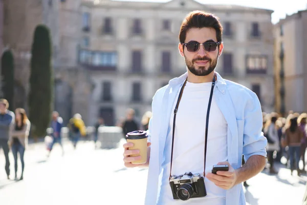Pensive Pria Berjanggut Dalam Pakaian Santai Dan Kacamata Hitam Dengan — Stok Foto