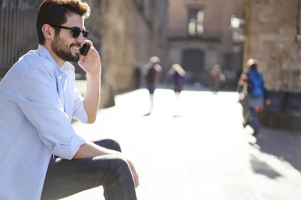 Side View Cheerful Young Man Beard Casual Clothing Sunglasses Having — Stock Photo, Image