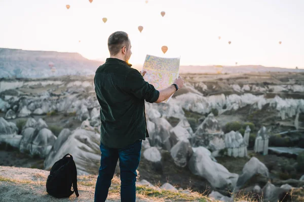 Visão Traseira Turista Masculino Anônimo Olhando Para Mapa Enquanto Estava — Fotografia de Stock