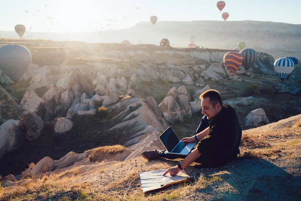 Seitenansicht Eines Männlichen Touristen Mit Laptop Der Die Karte Untersucht — Stockfoto