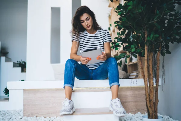 Pensativo Delgado Joven Mujer Ropa Casual Zapatillas Deporte Tableta Navegación —  Fotos de Stock