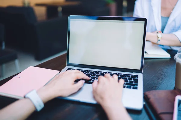 Crop Student Nerecunoscut Folosind Tastarea Laptopului Tastatură Timp Stați Prieten — Fotografie, imagine de stoc