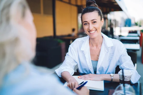 Positive Frau Lässigem Outfit Sitzt Mit Planer Und Kaffee Zum — Stockfoto