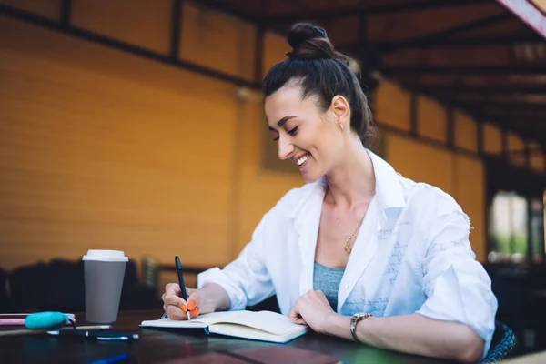 Lykkelig Kvinne Løse Klær Sittende Ved Trebordet Kafeen Skrive Artikler – stockfoto