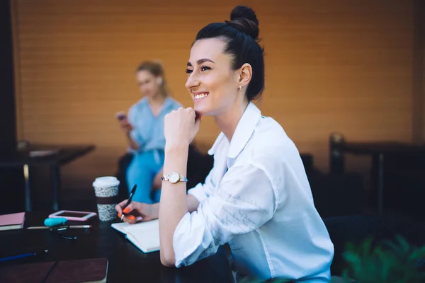 Seitenansicht Einer Lächelnden Frau Die Wegschaut Während Sie Tisch Sitzt — Stockfoto