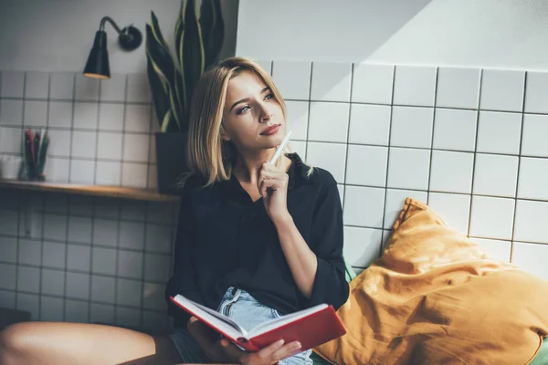 Menina Hipster Contemplativa Vestida Com Vestuário Casual Segurando Bloco Notas — Fotografia de Stock