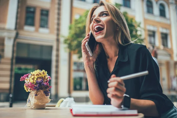 Mulher Maravilha Chocado Com Notícias Recebidas Durante Conversa Celular Cafetaria — Fotografia de Stock