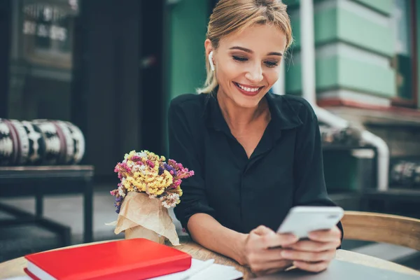 Milenial Perempuan Yang Bahagia Menyaksikan Pengaruh Positif Melalui Aplikasi Smartphone — Stok Foto