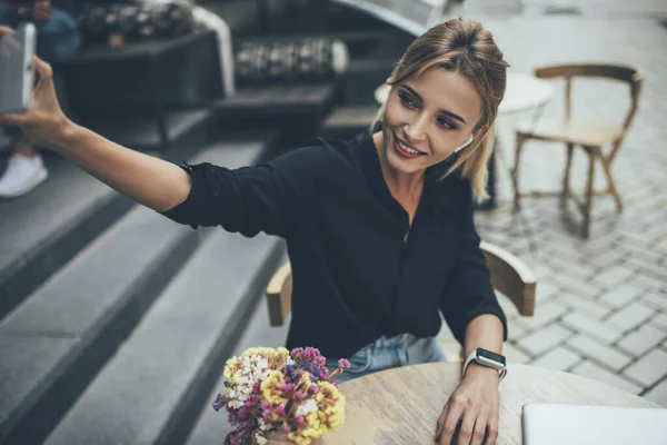 Blogueiro Influência Feminina Despreocupado Fones Ouvido Eletrônicos Usando Câmera Frontal — Fotografia de Stock