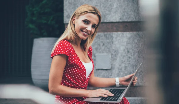 Halblanges Porträt Eines Fröhlichen Digitalen Nomaden Der Mit Modernem Laptop — Stockfoto