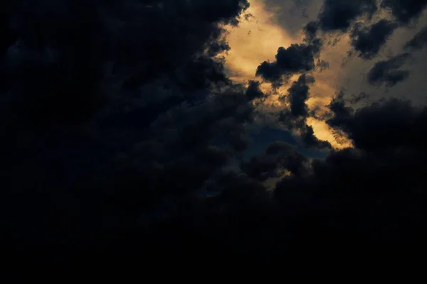 Μαύρα Και Γκρι Σύννεφα Ένα Μπλε Και Άσπρο Ουρανό — Φωτογραφία Αρχείου