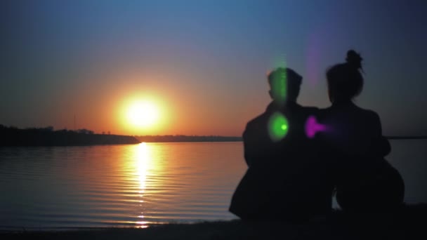 Romantische Atmosphäre verliebte Paare entspannen sich bei Sonnenuntergang im Sonnenuntergang — Stockvideo