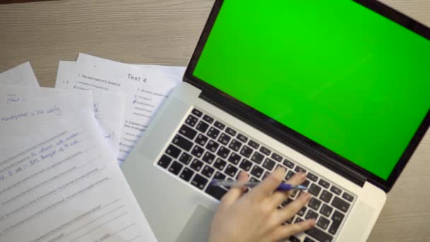 Vrouw hand met pen, laptop groen scherm mock up, zakenvrouw, student — Stockvideo