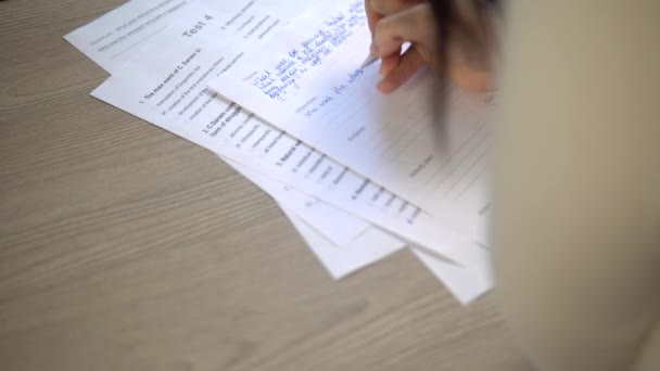 Prüfungsformular auf dem Tisch im Unterricht, Prüfungen ablegen, Hand mit Stift aus nächster Nähe — Stockvideo