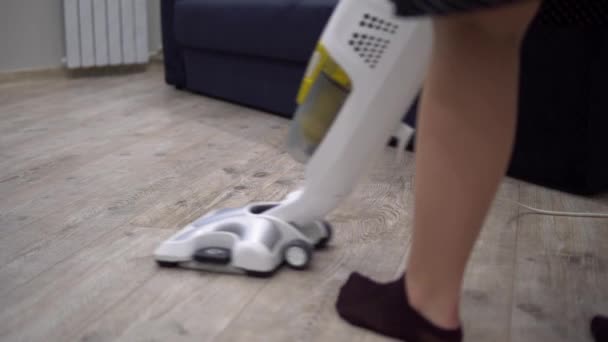 Attrayant femme nettoyage sol par aspirateur, femme au foyer rangé salle de séjour — Video