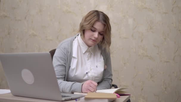 Ελκυστική γυναίκα, φοιτητής που χρησιμοποιεί φορητό υπολογιστή, γραφή, εξ αποστάσεως εκπαίδευση γραφείου στο σπίτι — Αρχείο Βίντεο