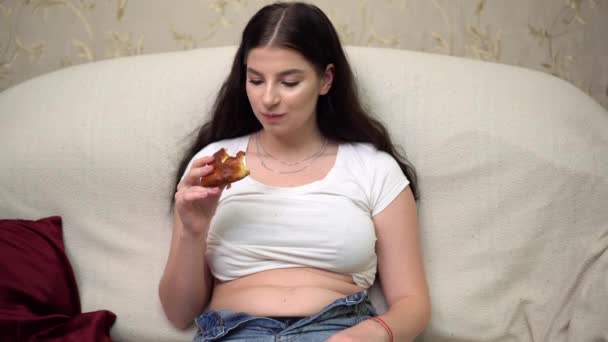 Joven atractiva mujer con sobrepeso comer, aumentar de peso, concepto de dieta corporal grasa — Vídeos de Stock