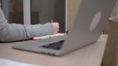 Yakın çekim, kalemle el, ofis çalışanı, eğitim kavramı.