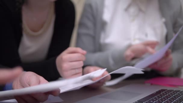 Tormenta de ideas de los trabajadores de oficina, trabajo en equipo con documentos en papel — Vídeo de stock