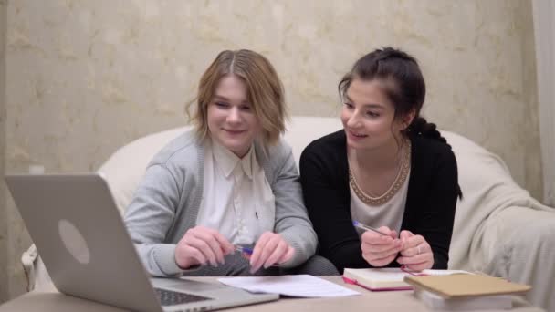 Молодые привлекательные женщины-студенты, работающие с ноутбуками, изучающие онлайн урок — стоковое видео