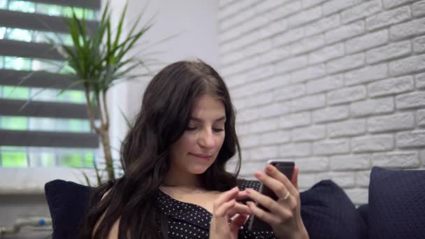 Молодая привлекательная женщина делает селфи, смешная девушка, остаться дома — стоковое видео