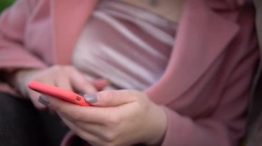 Sokakta cep telefonu kullanan, parkta yürüyen, arkadaşlık kavramı