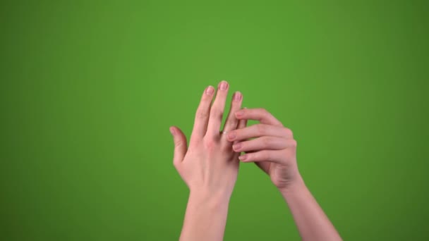 Kvinna tar av äktenskapet ring, hand på grön skärm, chroma key — Stockvideo