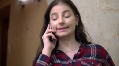 Sinirli sinirli kadın telefonla konuşuyor, bağırıyor, tartışıyor, olumsuz duygular besliyor.