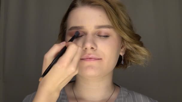 Vonzó nő fel smink pórázt a megjelenítés, szemhéjpúder arc közelről — Stock videók
