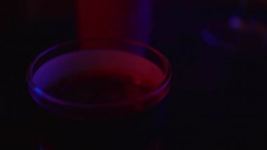 Yanan aroma mumu, mistik büyü ayini atmosferi, mum ateşi.