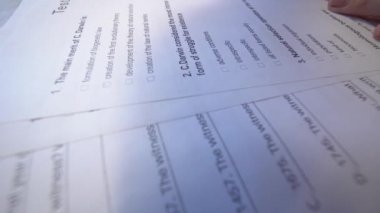 Sınav formu sınıfta, öğrenci sınava giriyor, eli kalem kapatılıyor.