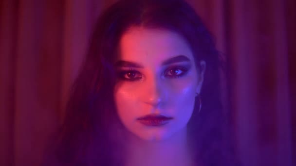 Gypsy mystisk kvinna i neon ljus rök, mystisk atmosfär porträtt på nära håll — Stockvideo