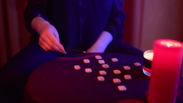 Wahrsagerin, Runen-Tarotkarten mit zukünftigen magischen okkulten Ritualen aus nächster Nähe — Stockvideo