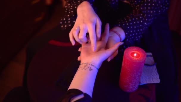 Witch waarzegster lijnen mannelijke palm hand esoterische chiromancy palmistry concept — Stockvideo
