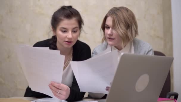 Ofis çalışanı kadın tartışması, belgelerde hata, takım çalışması — Stok video