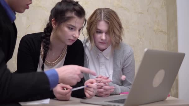 Empresário com colegas, chefe conversando com empregado, mulher trabalhadora de escritório — Vídeo de Stock