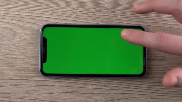 Smartphone con pantalla verde mockup deslizar desplazamiento a la mano lateral cerca de móvil — Vídeos de Stock
