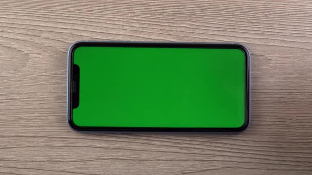 Smartphone mit Green-Screen-Attrappe, Zoom, Nahaufnahme der Hand, Handynutzer — Stockvideo