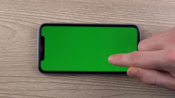 Smartphone mit Green-Screen-Attrappe, Wisch-Hand aus nächster Nähe, Handynutzer — Stockvideo