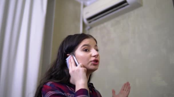 Attrayant ennuyé femme parler avec le service de soutien à propos de conditionneur cassé — Video