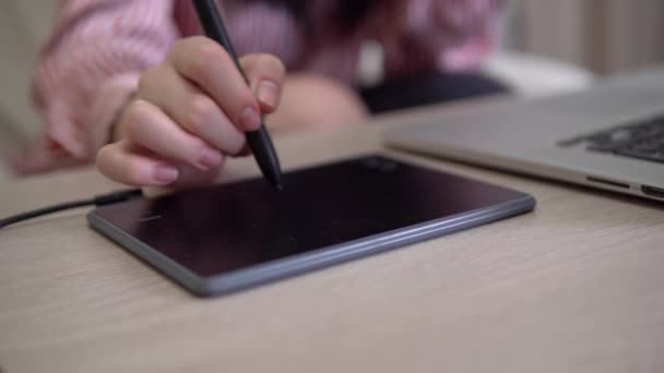 Disigner femme pigiste en utilisant un stylo avec dessin numérique tablette ordinateur de travail — Video