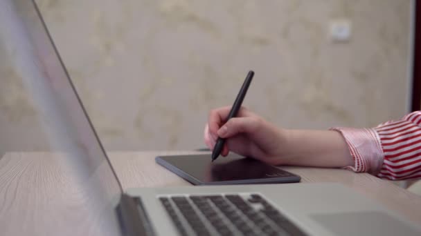Дизайнер женщина фрилансер с помощью ручки с цифровым планшетным рисунком работает — стоковое видео