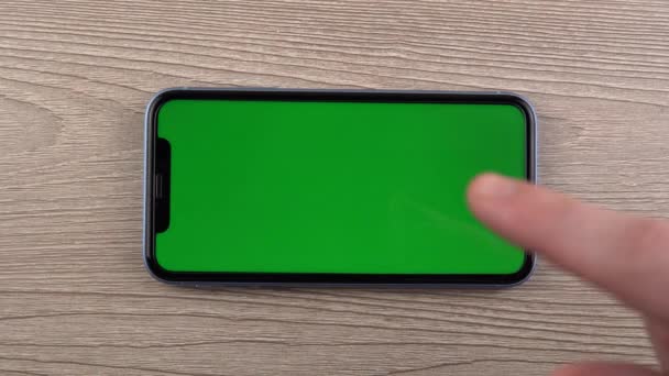 Smartphone dengan layar hijau menggesek tangan gulung menutup pengguna telepon genggam — Stok Video