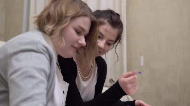 Attraktiva kvinnliga studenter, chef som arbetar med dokument, skrattar, anställd — Stockvideo